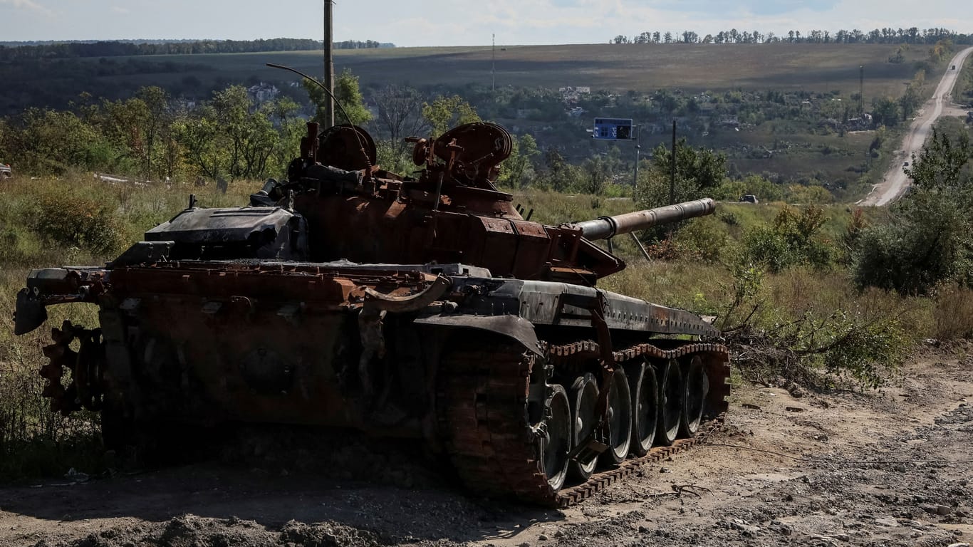 Ein zerstörter russischer Panzer in der Region Charkiw: Putins Armee musste im Nordosten der Ukraine zuletzt empfindliche Niederlagen einstecken.