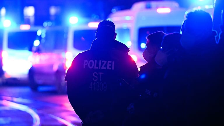 Polizisten bei einem Einsatz auf der Straße (Symbolfoto): In Stuttgart kam es zu einem kuriosen Unfall.