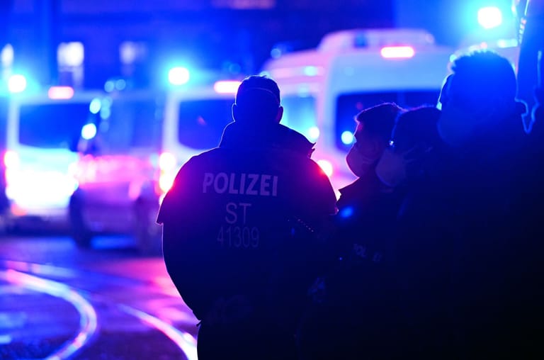 Polizisten bei einem Einsatz auf der Straße (Symbolfoto): In Stuttgart kam es zu einem kuriosen Unfall.