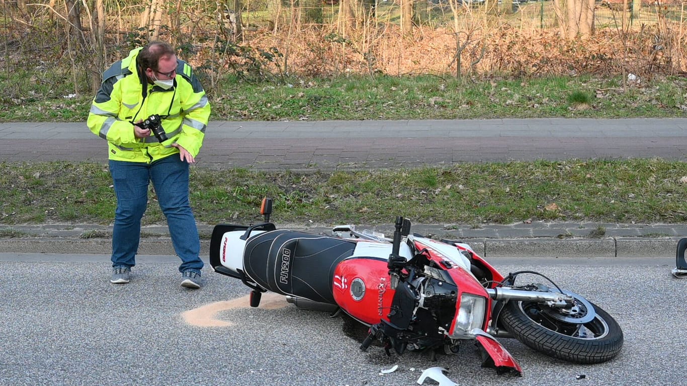 Die Maschine an der Unfallstelle in Hamburg: Der Motorradfahrer verstarb im März 2021.