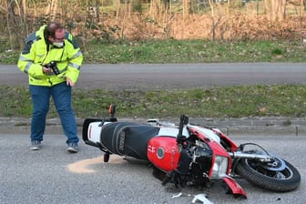 Die Maschine an der Unfallstelle in Hamburg: Der Motorradfahrer verstarb im März 2021.
