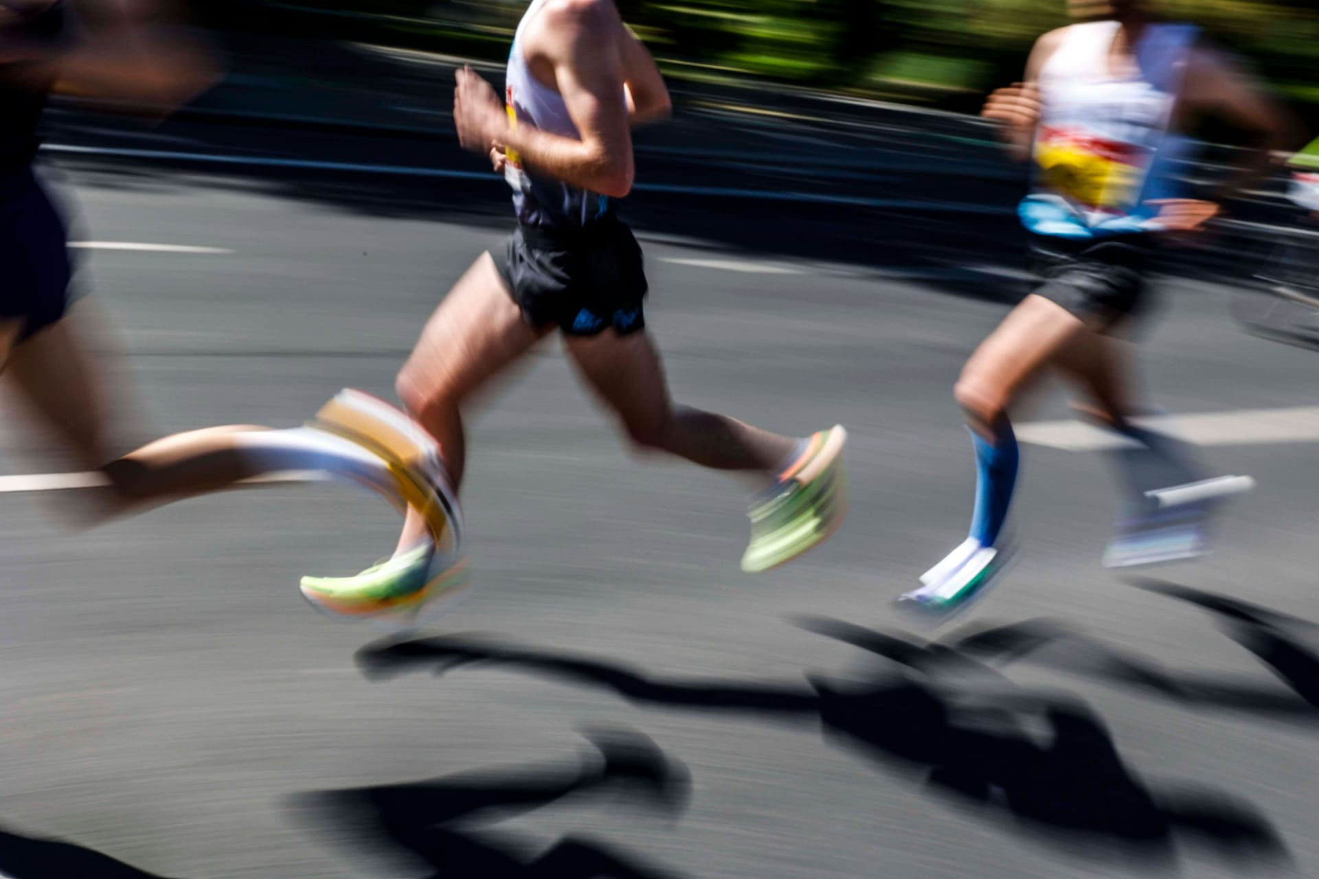 Männer laufen (Archivbild): In der Hauptstadt sind Tausende Sportler beim Marathon dabei.