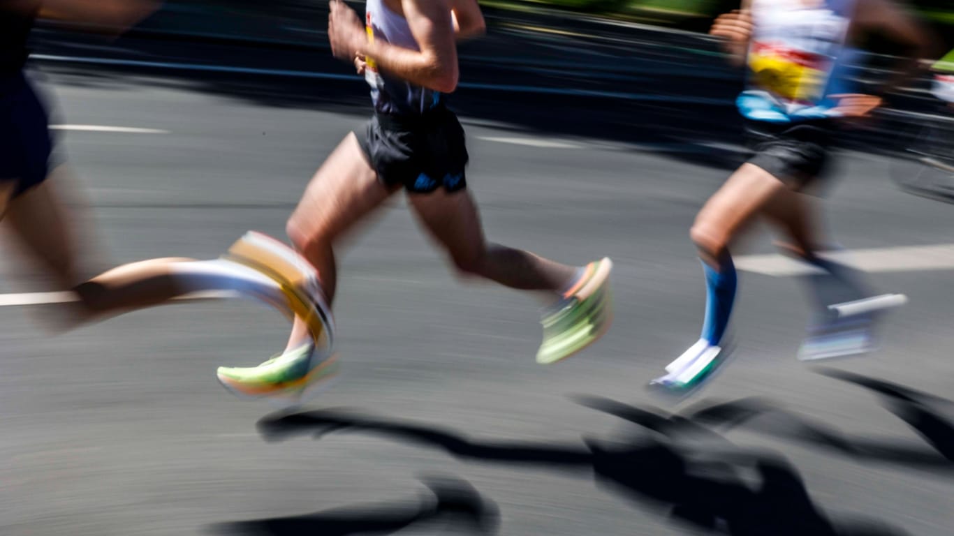 Männer laufen (Archivbild): In der Hauptstadt sind Tausende Sportler beim Marathon dabei.
