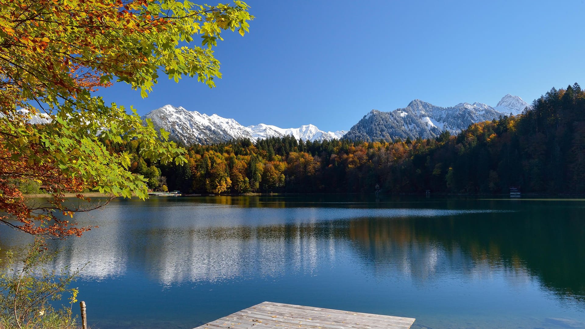 Gewaltige Aussichten: Bei einer Wanderung rund um den Freibergsee bei Oberstdorf beeindrucken die Allgäuer Alpen mit ihren Felsformationen.