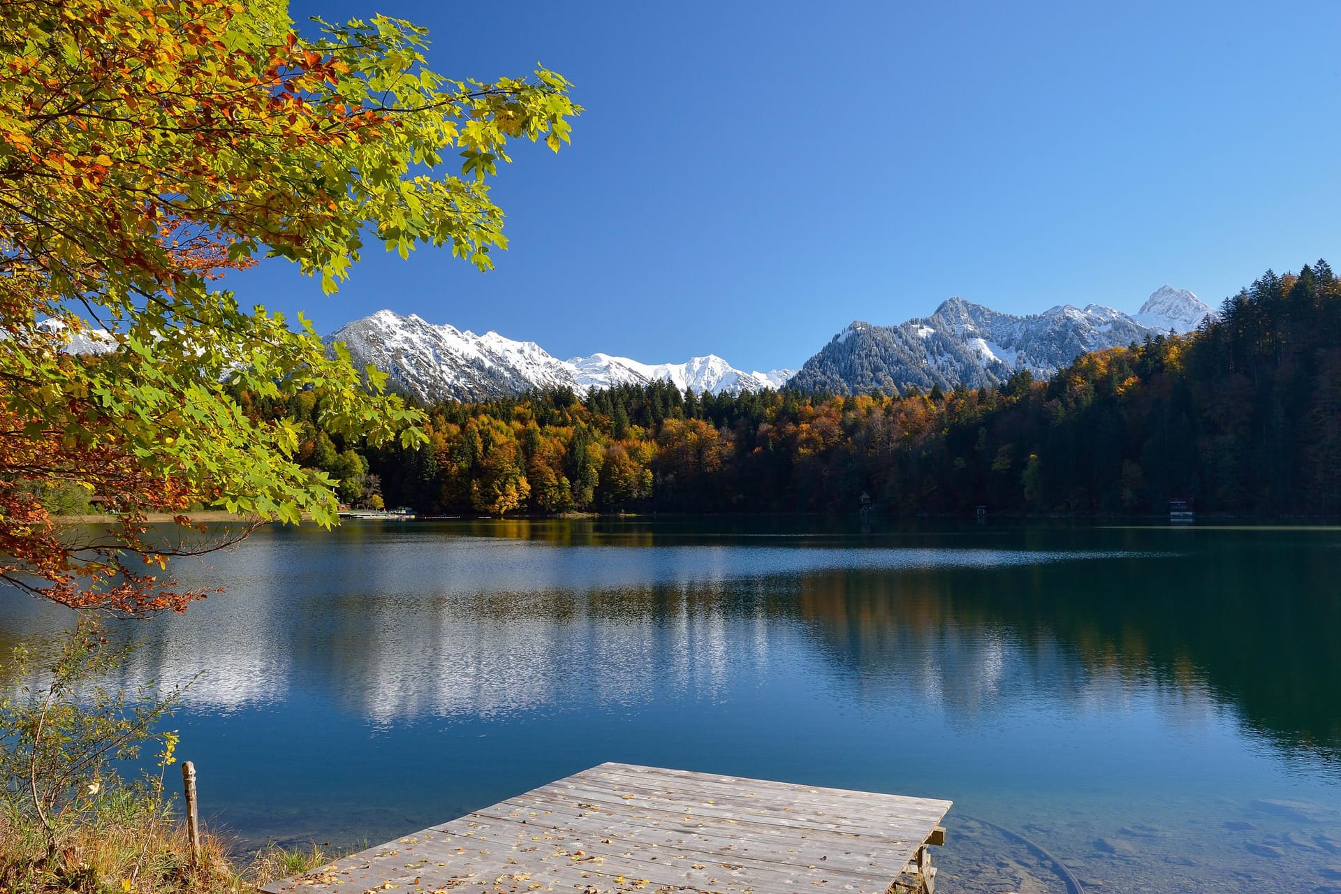 Gewaltige Aussichten: Bei einer Wanderung rund um den Freibergsee bei Oberstdorf beeindrucken die Allgäuer Alpen mit ihren Felsformationen.