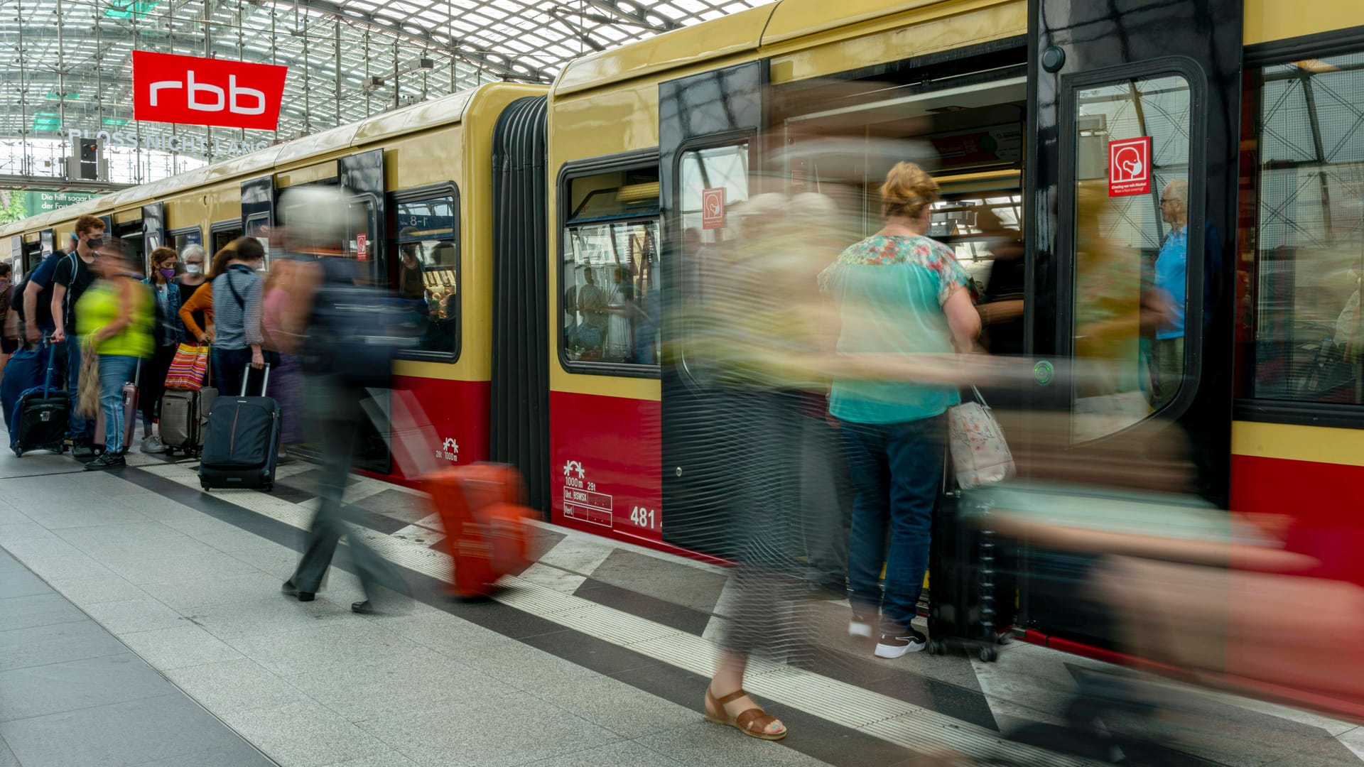 Fahrgäste der S-Bahn in Berlin (Archivbild): Der Senat soll sich auf eine Nachfolge des 9-Euro-Ticket geeinigt haben.