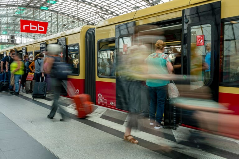 Fahrgäste der S-Bahn in Berlin (Archivbild): Der Senat soll sich auf eine Nachfolge des 9-Euro-Ticket geeinigt haben.