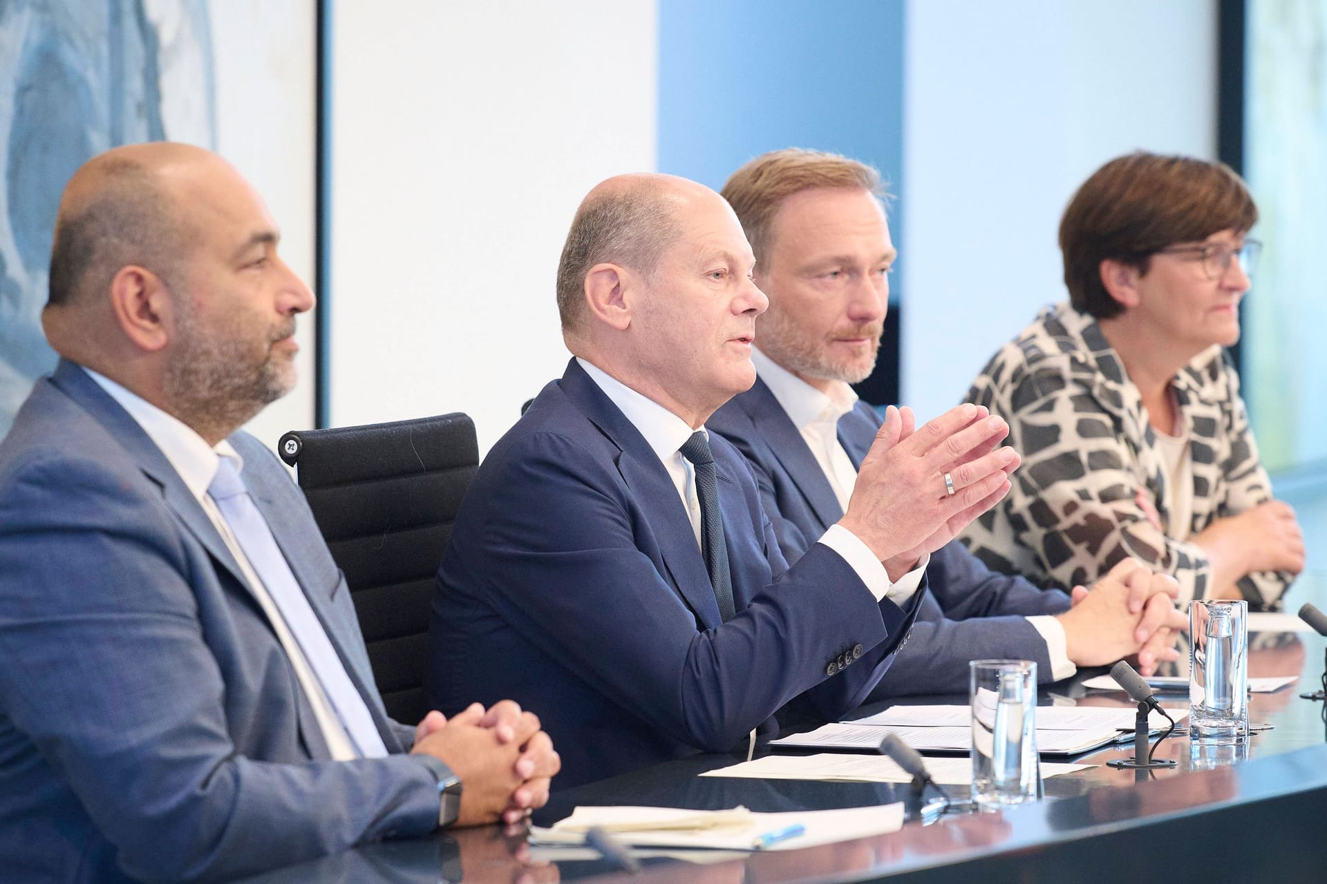 Scholz mit den Parteispitzen bei der Pressekonferenz: "Unser Land steht vor einer schweren Zeit."