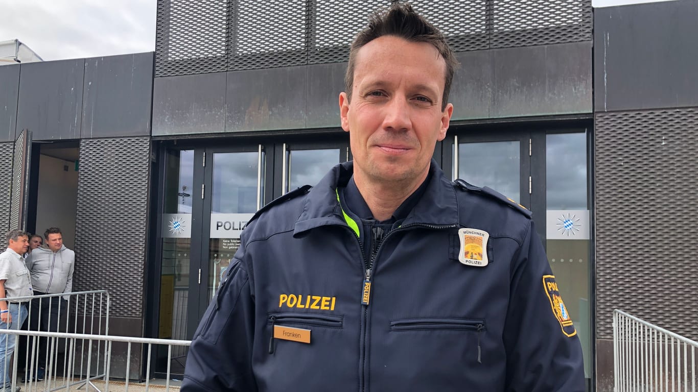 Polizeisprecher Andreas Franken vor der Wiesnwache: Widerstand gegen die Polizei kehrt sich auf der Wiesn 2022.