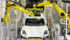 Roboter kleben Front- und Heckscheibe in einen Porsche Macan im Leipziger Porsche Werk ein: Die Porsche AG soll an die Börse geh