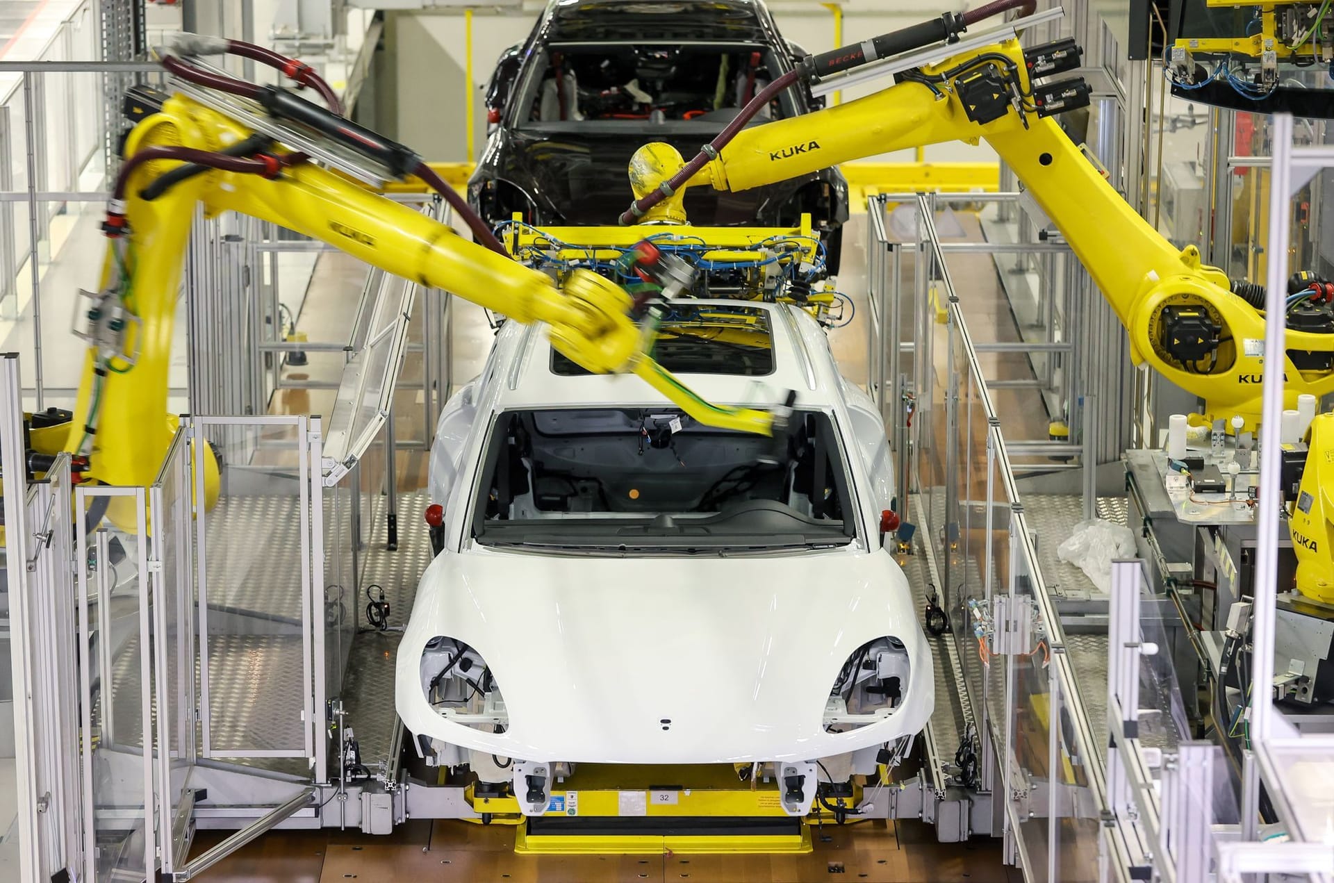 Roboter kleben Front- und Heckscheibe in einen Porsche Macan im Leipziger Porsche Werk ein: Die Porsche AG soll an die Börse geh