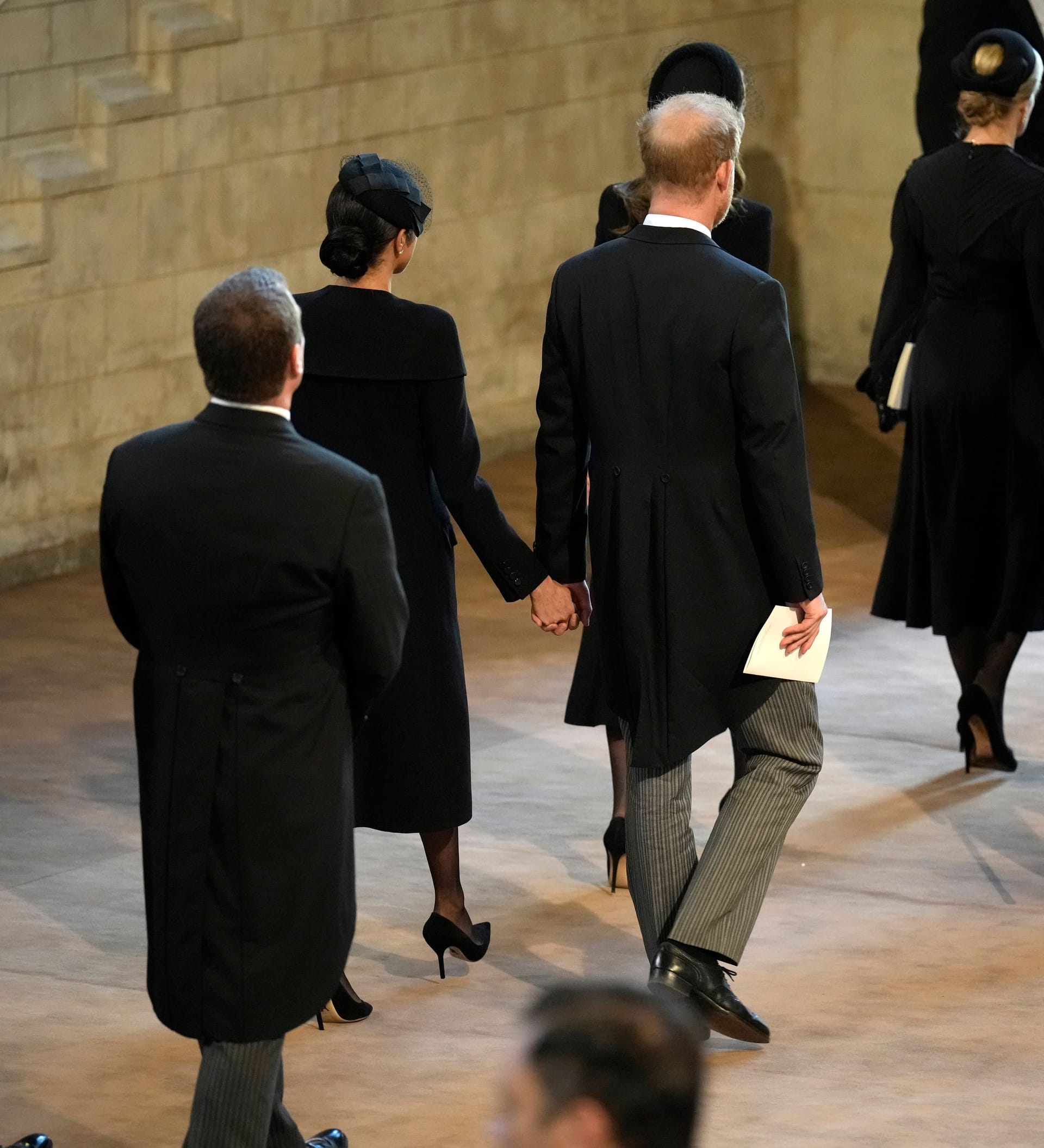 Prinz Harry und Herzogin Meghan traten Hand in Hand aus der Kirche.