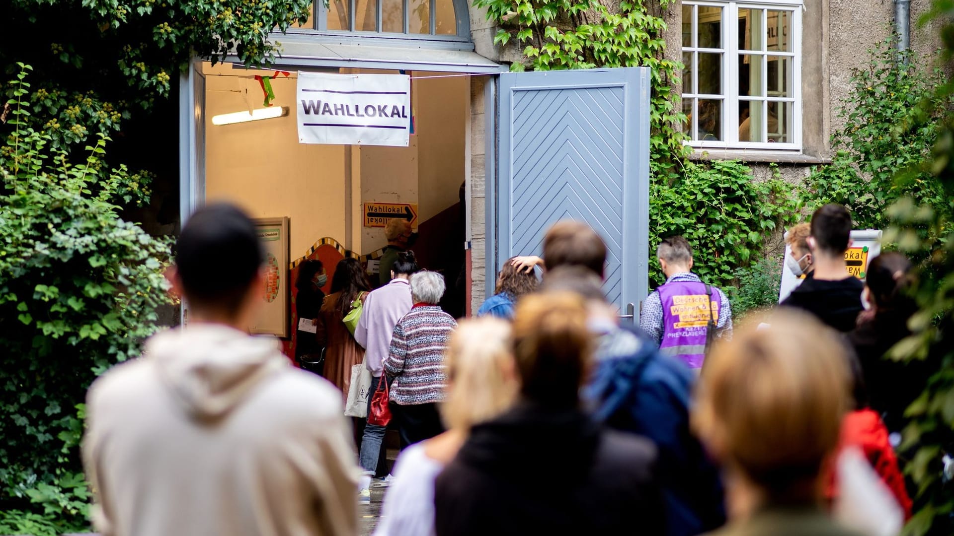 Lange Schlange hatten sich vor Wahllokalen gebildet (Archivbild): Nicht jeder Berliner konnte seine Stimme abgeben – während einige es zu lange konnten. Lange Schlange hatten sich vor Wahllokalen gebildet (Archivbild): Nicht jeder Berliner konnte seine Stimme abgeben – während einige es zu lange konnten.