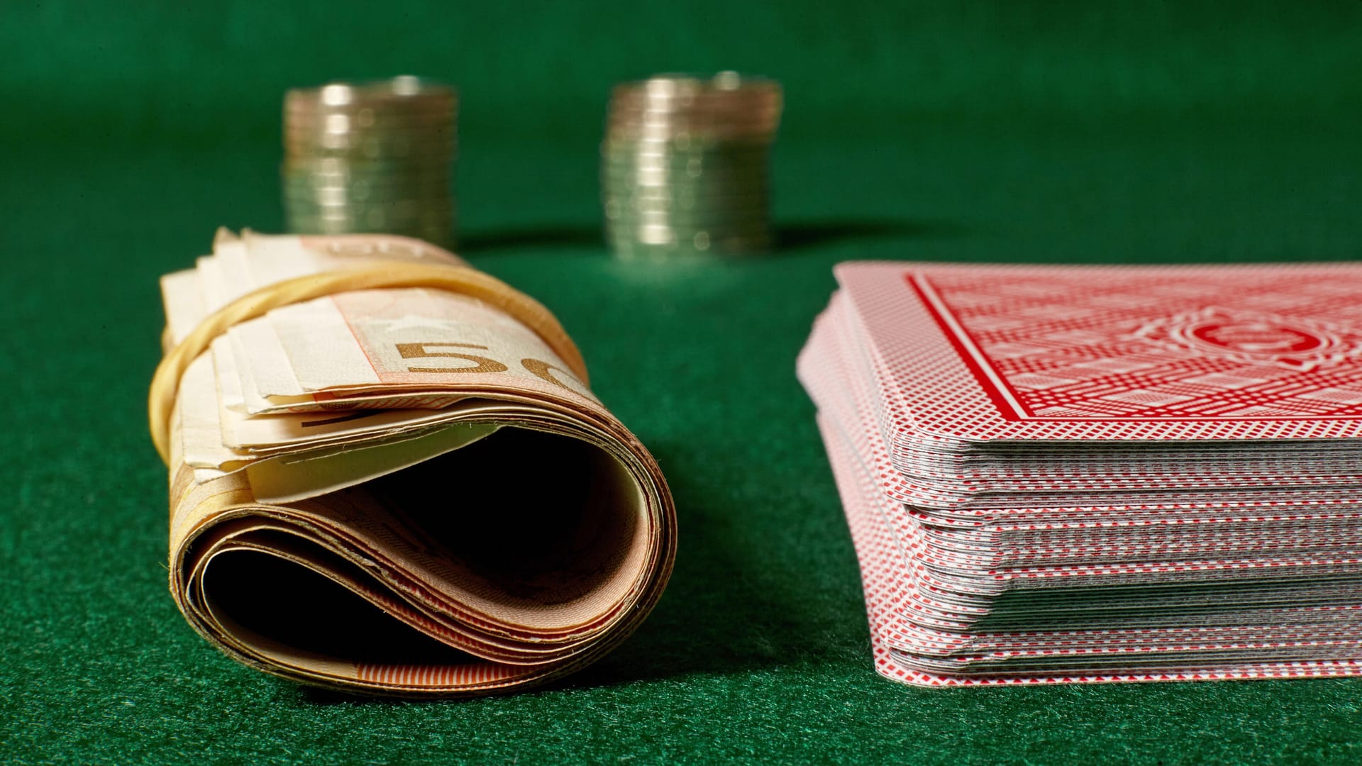 Glücksspiel-Utensilien auf einem Tisch (Symbolfoto): Bei der Durchsuchung des Lokals fanden die Ermittler unter anderem Drogen und Bargeld. Glücksspiel-Utensilien auf einem Tisch (Symbolfoto): Bei der Durchsuchung des Lokals fanden die Ermittler unter anderem Drogen und Bargeld.