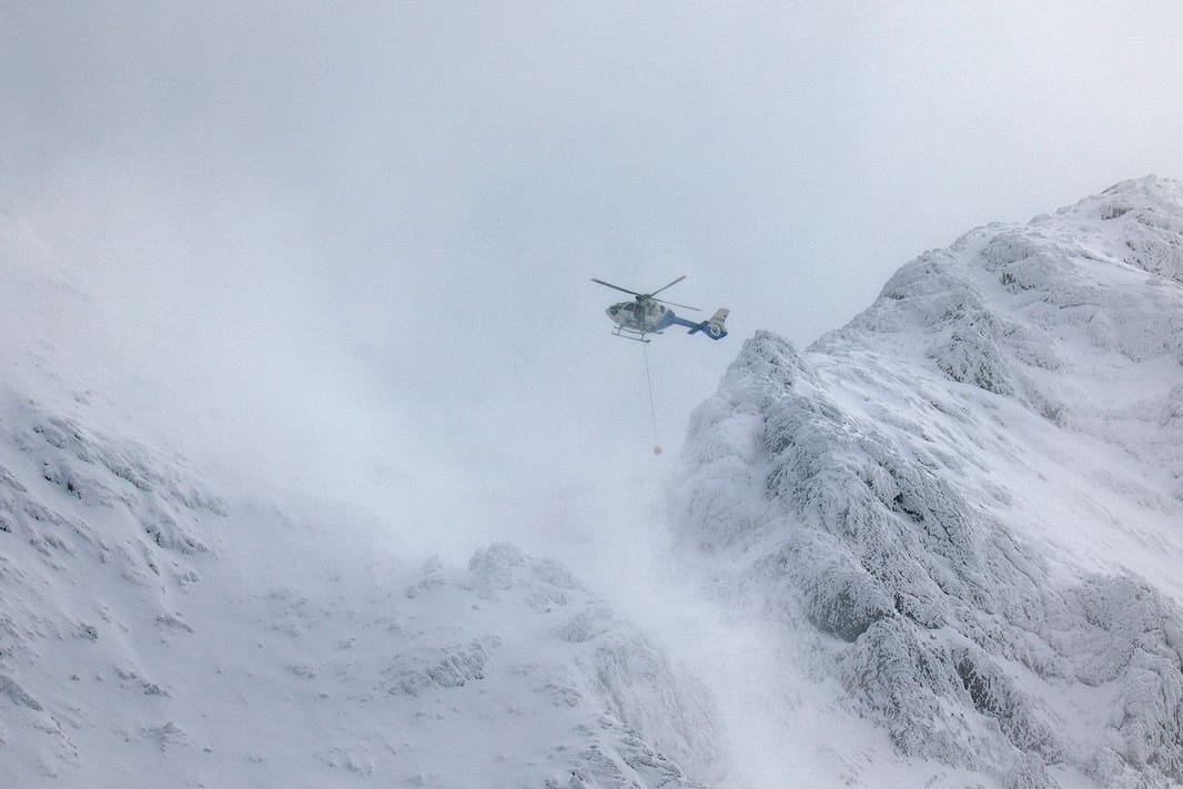 Hubschrauber-Einsatz am Mittwoch: Unter dem Helikopter hängt ein Spezialgerät zur Handyortung.