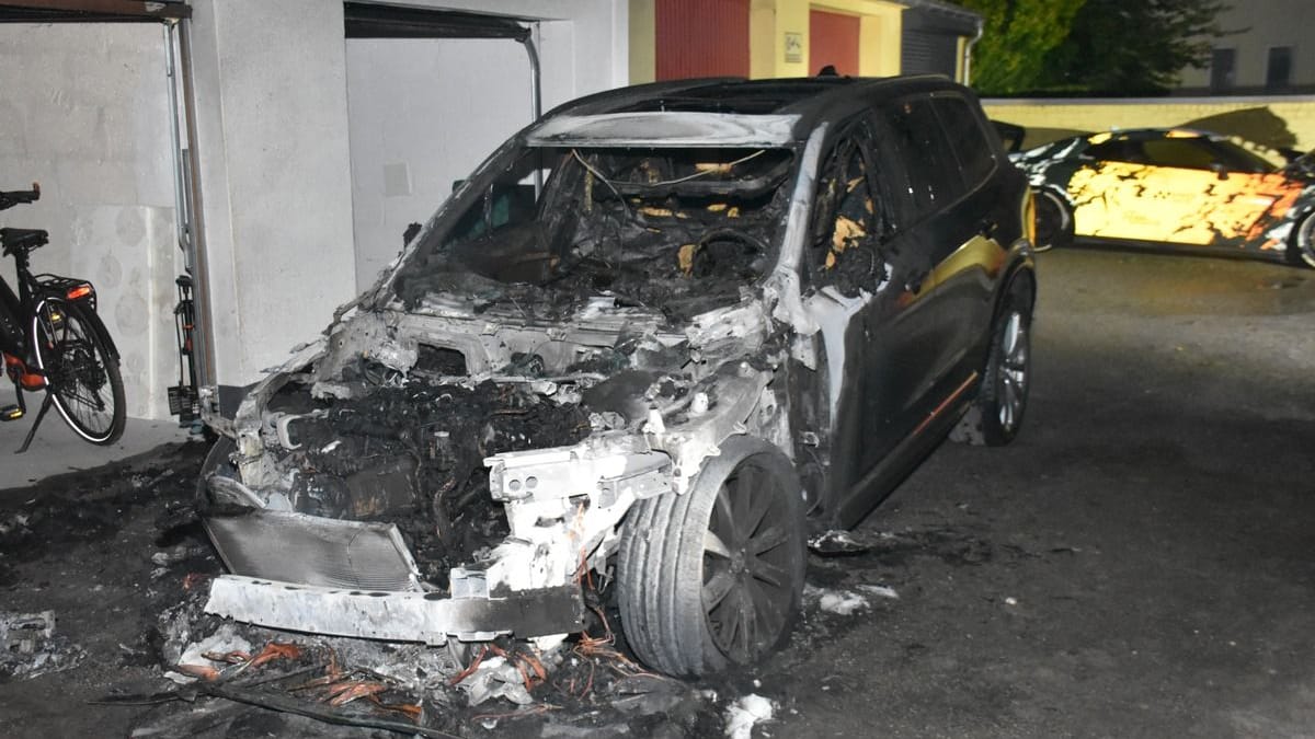 Auch in einem Innenhof machten die unbekannten Täter nicht halt: Hier zündete sie mutmaßlich drei Autos an.