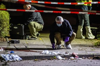 Beamte der Spurensicherung untersuchen den Tatort in Hamburg-Veddel. Dort hatte ein unbekannter Täter sein Opfer lebensgefährlich verletzt.