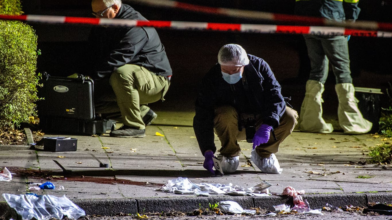 Beamte der Spurensicherung untersuchen den Tatort in Hamburg-Veddel. Dort hatte ein unbekannter Täter sein Opfer lebensgefährlich verletzt.
