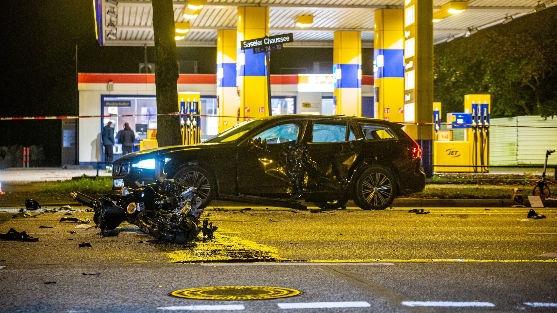 Unfallstelle in Hamburg: Ein 24-Jähriger verstarb noch trotz Reanimationsversuchen an der Unfallstelle. Unfallstelle in Hamburg: Ein 24-Jähriger verstarb noch trotz Reanimationsversuchen an der Unfallstelle.