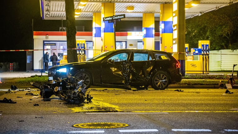 Unfallstelle in Hamburg: Ein 24-Jähriger verstarb noch trotz Reanimationsversuchen an der Unfallstelle.