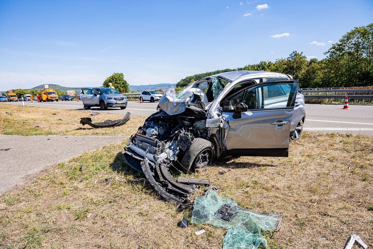 Unfall auf der A81 kurz nach der Anschlusstelle Mundelsheim: Ein 71-jähriger Mann wurde schwer verletzt.