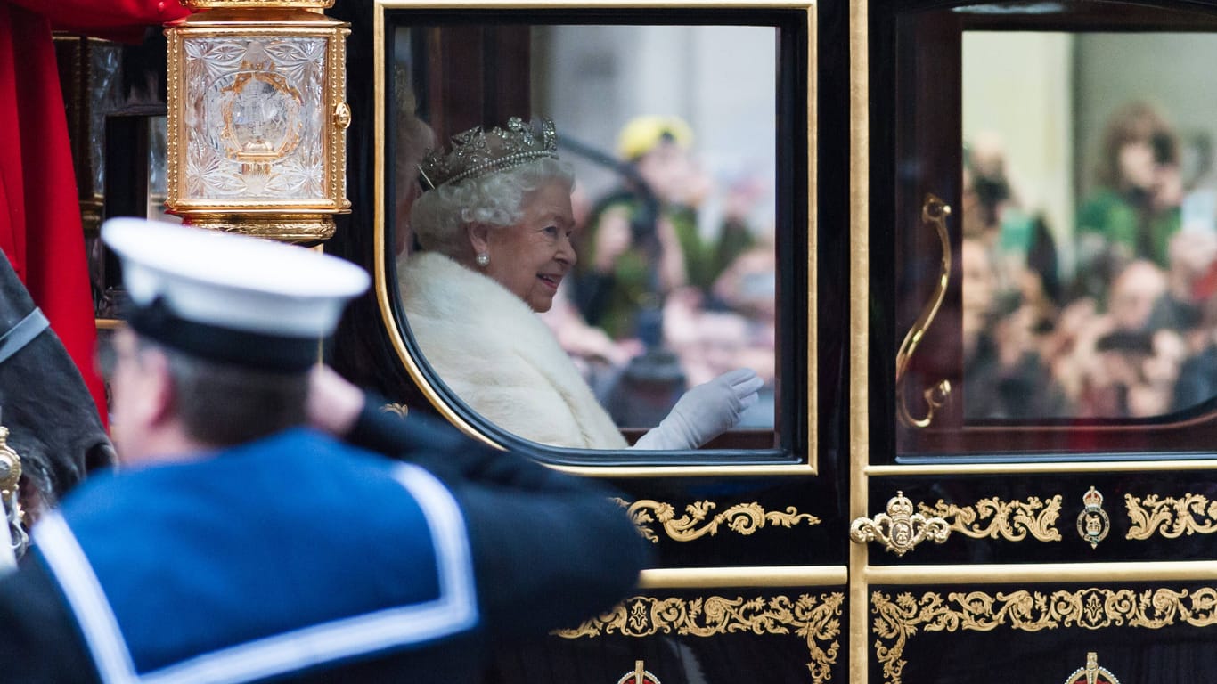 Kutsche, Wachen, Paläste: Die Krone kostet die britische Regierung Millionen.