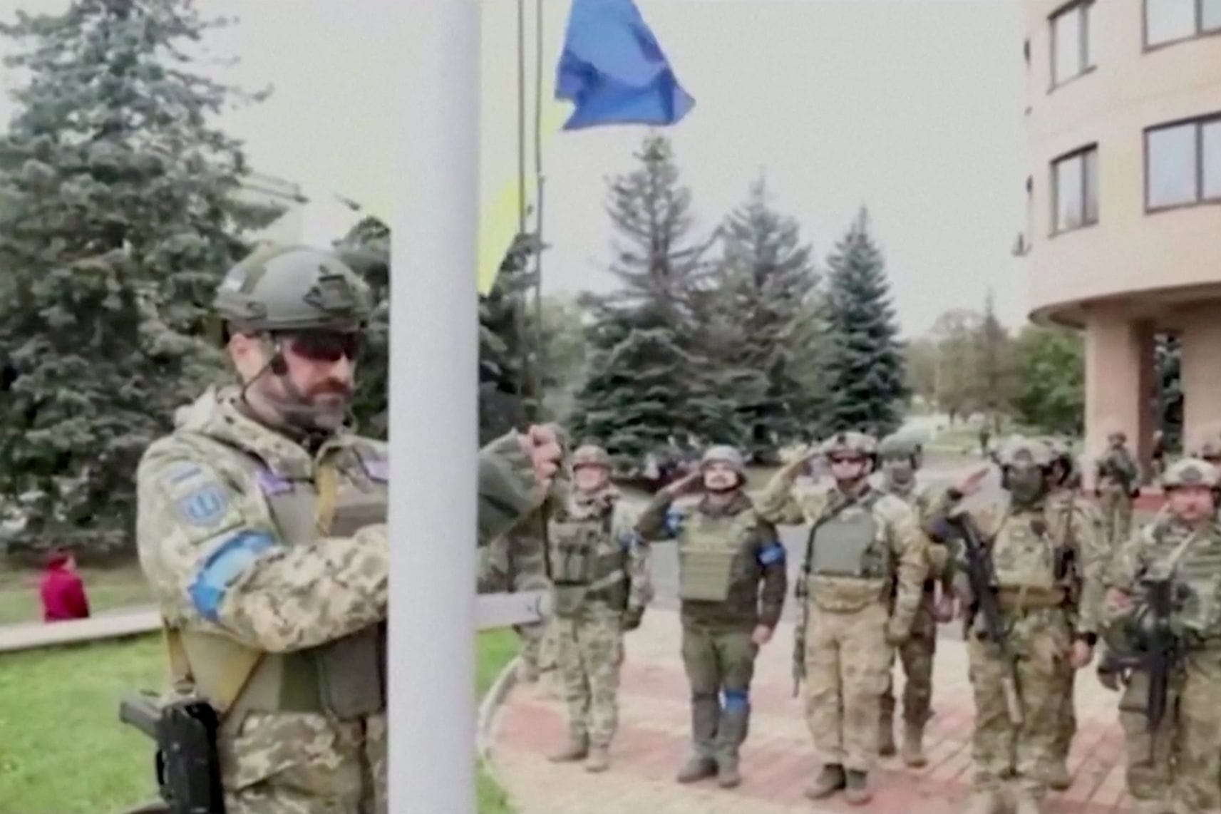 Ein ukrainischer Soldat hisst die Flagge in der Stadt Balakliia, die am Samstag zurückerobert worden war.