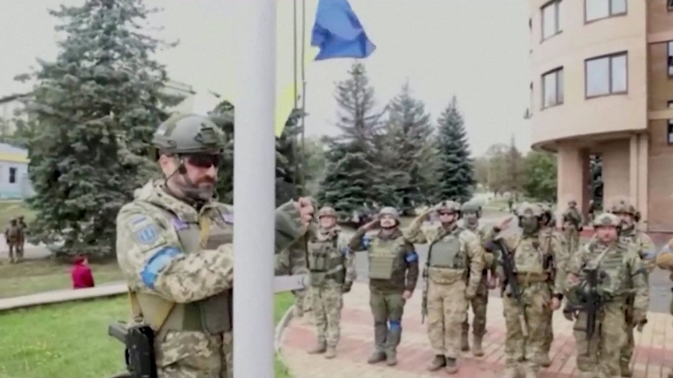Ein ukrainischer Soldat hisst die Flagge in der Stadt Balakliia, die am Samstag zurückerobert worden war.