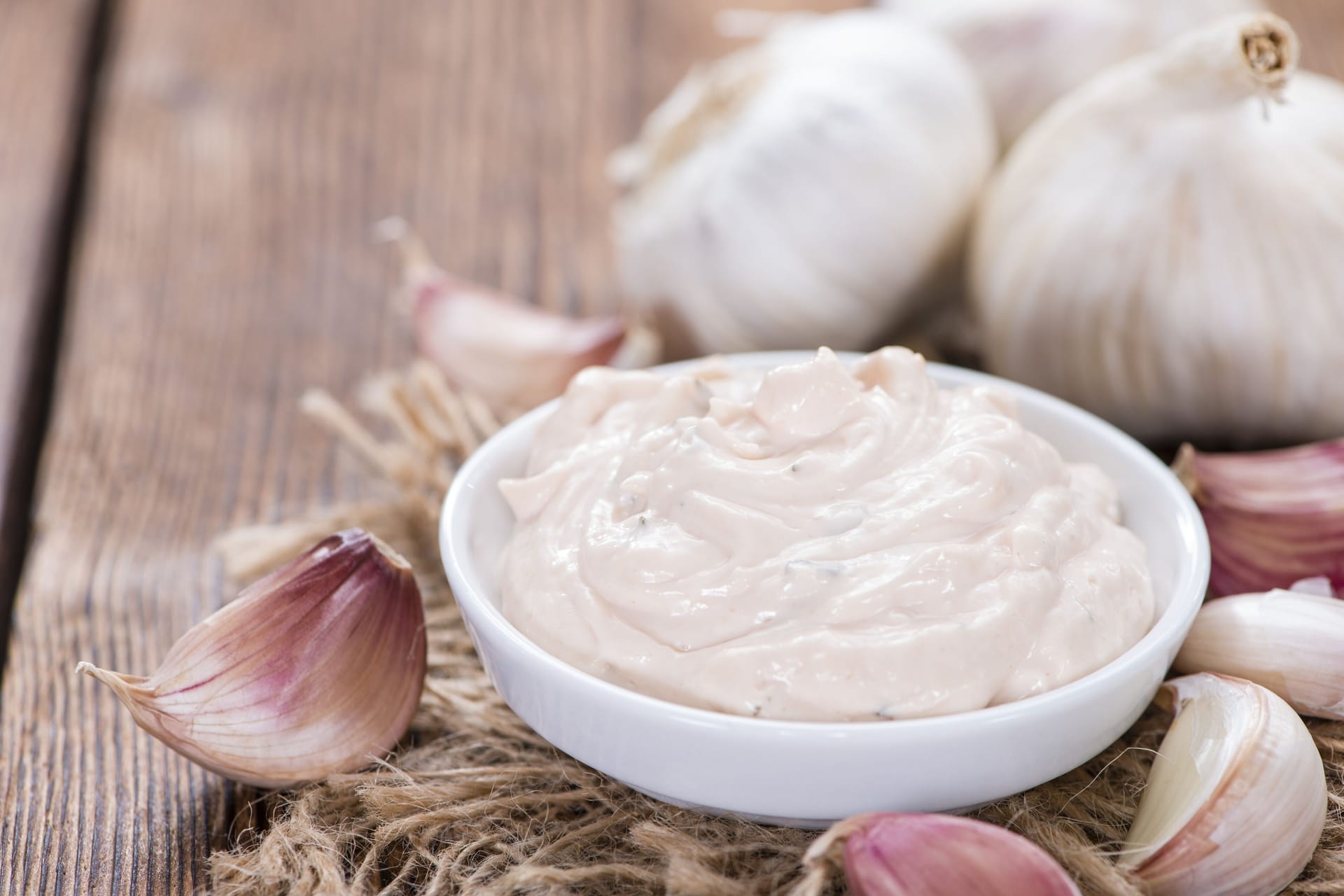 Mayo mal anders: In Spanien wird traditionell Aioli serviert, eine Art Knoblauch-Mayonnaise.