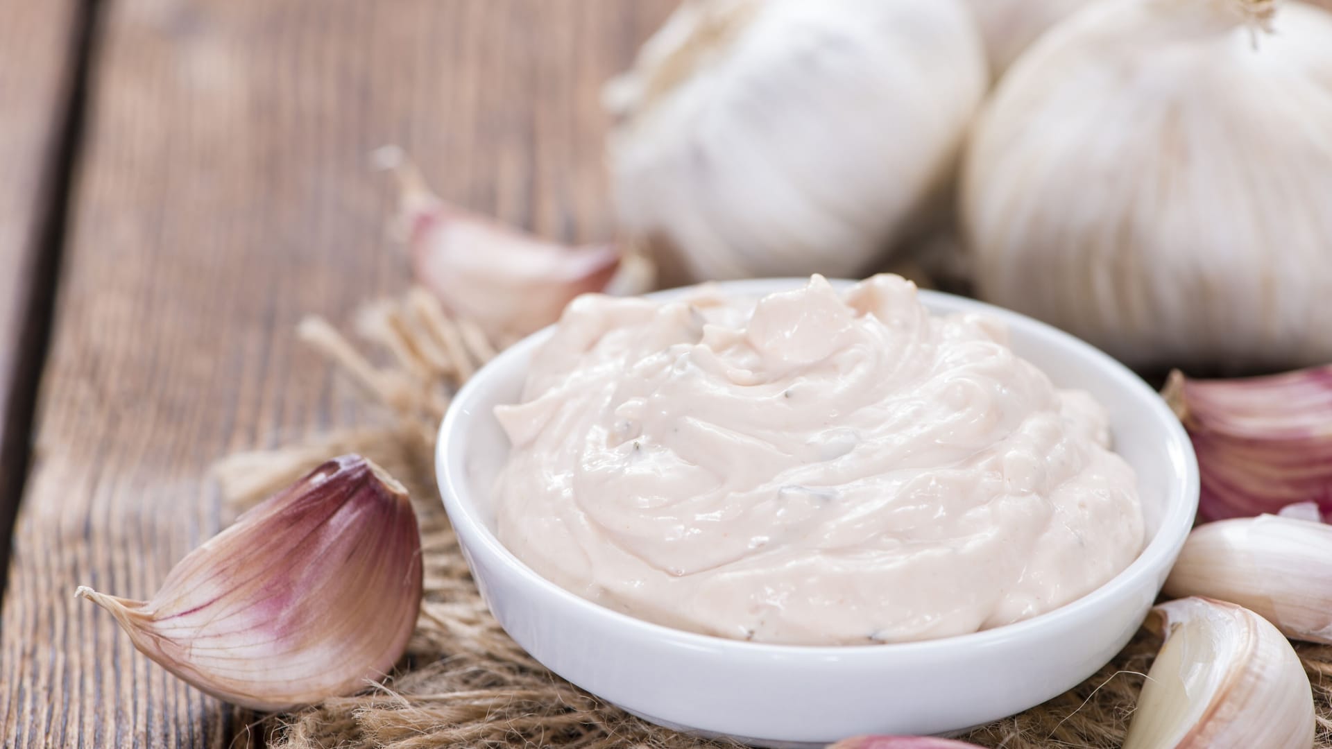 Mayo mal anders: In Spanien wird traditionell Aioli serviert, eine Art Knoblauch-Mayonnaise.