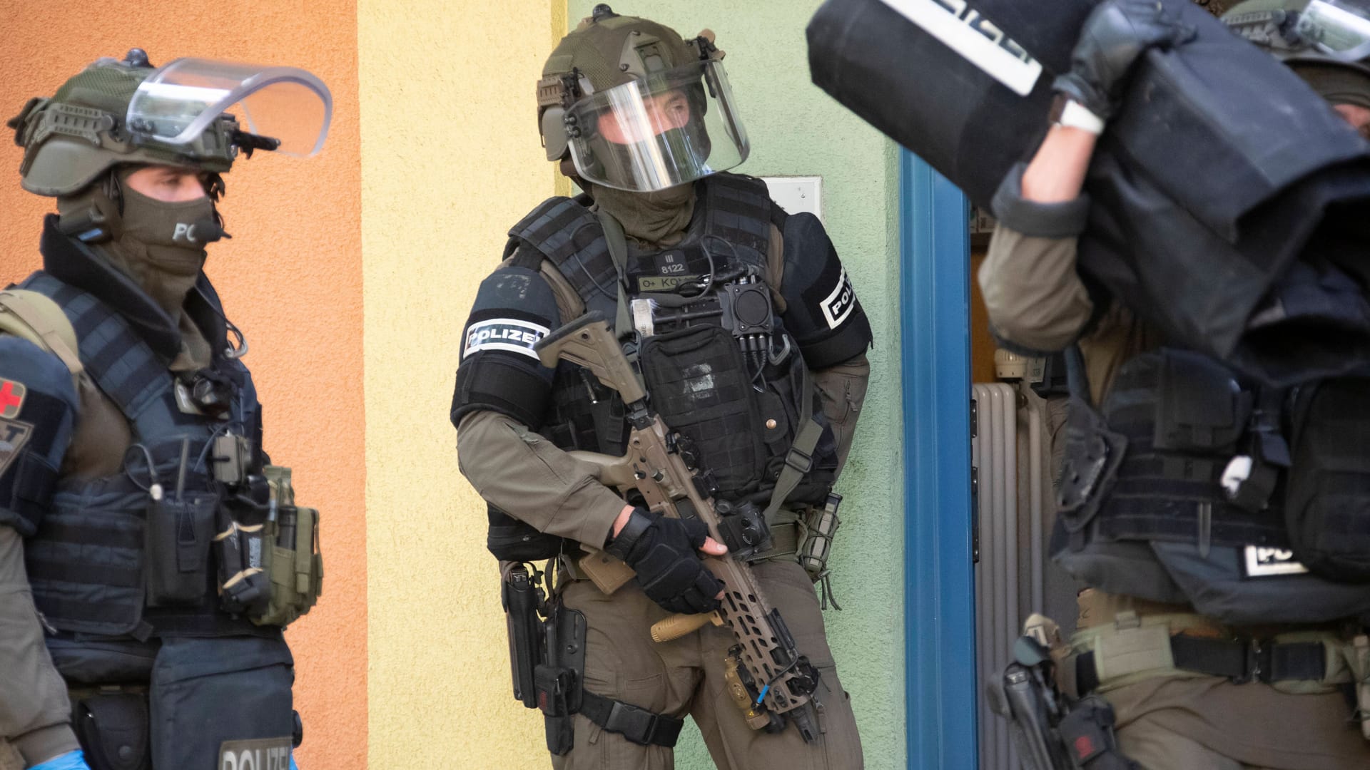 Spezialkräfte bei einer Razzia (Archivbild): Die entschlüsselten EncroChat-Daten der Organisierten Kriminalität in der Hauptstadt sorgen für Millionenverluste der Verbrecher. Spezialkräfte bei einer Razzia (Archivbild): Die entschlüsselten EncroChat-Daten der Organisierten Kriminalität in der Hauptstadt sorgen für Millionenverluste der Verbrecher.