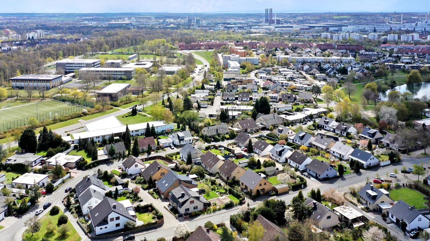Luftaufnahme einer Wohnsiedlung am Stadtrand von Wolfsburg (Symbolbild): Niedersachsen weicht bei der Grundsteuerreform vom Bundesmodell ab.