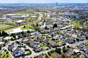 Luftaufnahme einer Wohnsiedlung am Stadtrand von Wolfsburg (Symbolbild): Niedersachsen weicht bei der Grundsteuerreform vom Bundesmodell ab.