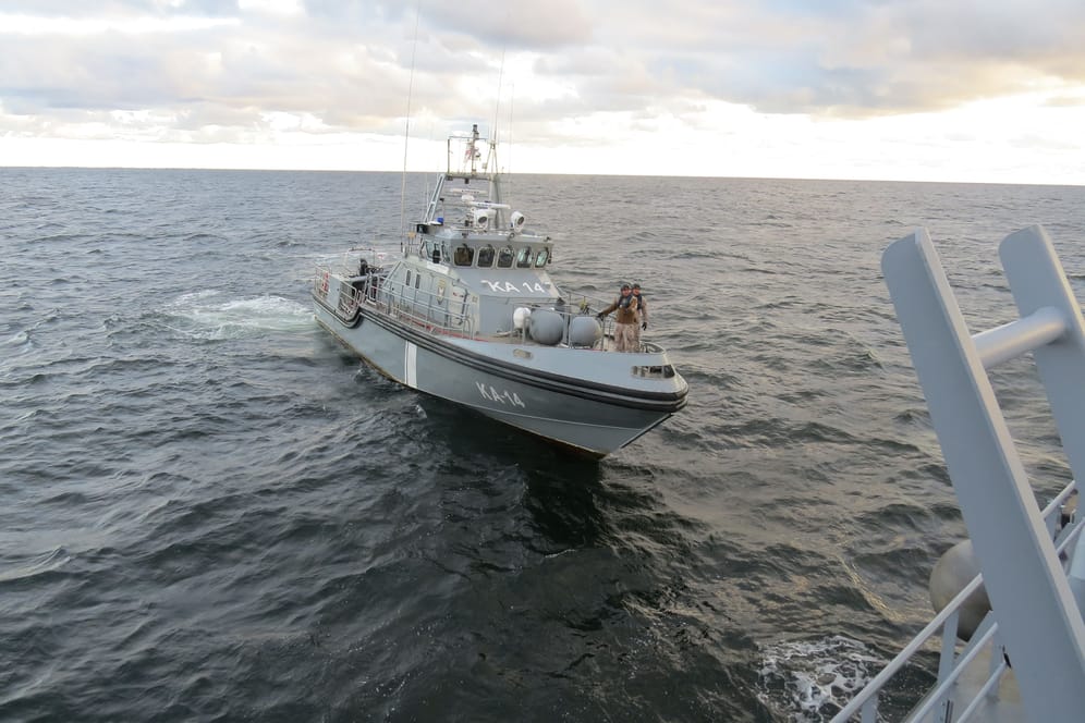 Ein Schiff der lettischen Marine: In der Ostsee wird weiter nach Hinweisen zum Cessna-Absturz gesucht.