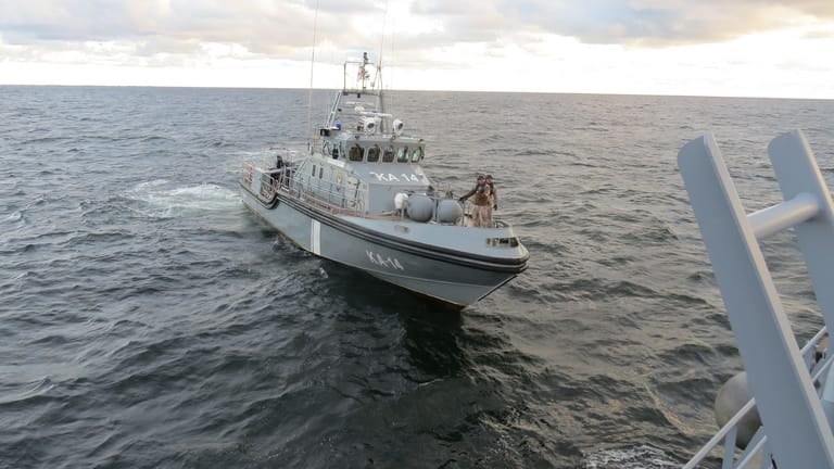 Ein Schiff der lettischen Marine: In der Ostsee wird weiter nach Hinweisen zum Cessna-Absturz gesucht.