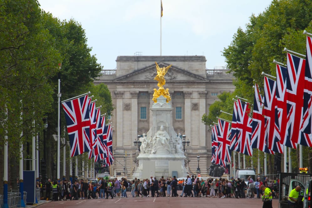 Großbritannien in Trauer: Zahlreiche Menschen reisen zur Beerdigung der Queen nach London.