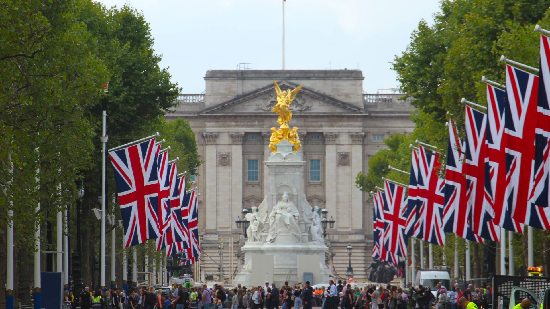 Großbritannien in Trauer: Zahlreiche Menschen reisen zur Beerdigung der Queen nach London.