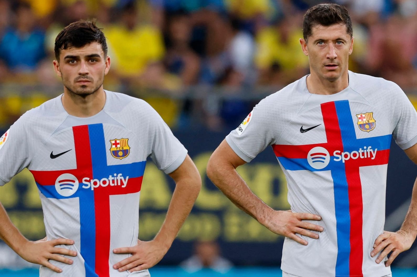 Betroffene Blicke: Barcelonas Pedri (li.) und Robert Lewandowski beim Spiel in Cadiz.