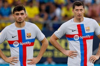 Betroffene Blicke: Barcelonas Pedri (li.) und Robert Lewandowski beim Spiel in Cadiz.