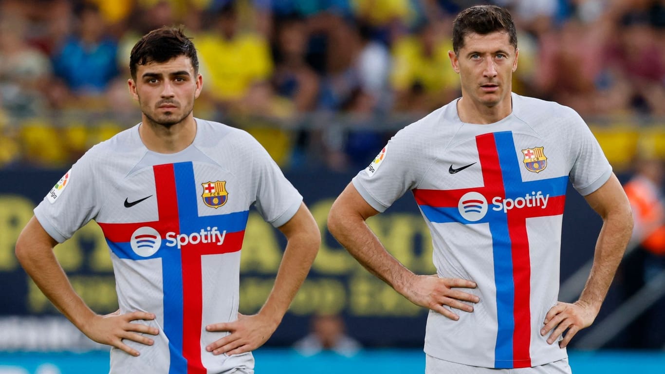 Betroffene Blicke: Barcelonas Pedri (li.) und Robert Lewandowski beim Spiel in Cadiz.