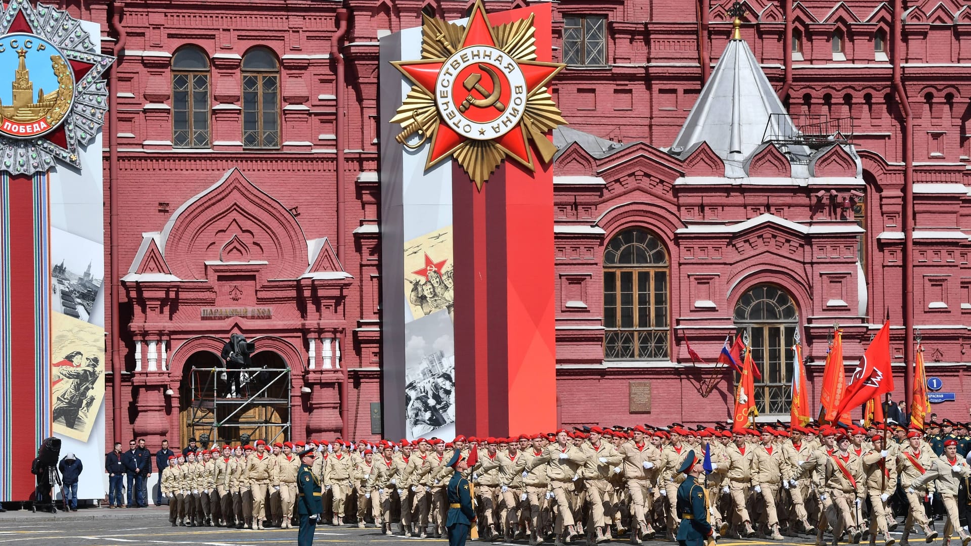 "Tag des Sieges" 2022: Auch Mitglieder der sogenannten Jugendarmee marschierten mit.