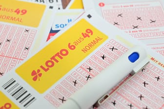 Ein Lottoschein (Symbolbild): Ein Spieler aus Unterfranken kann sich nun Millionär nennen.