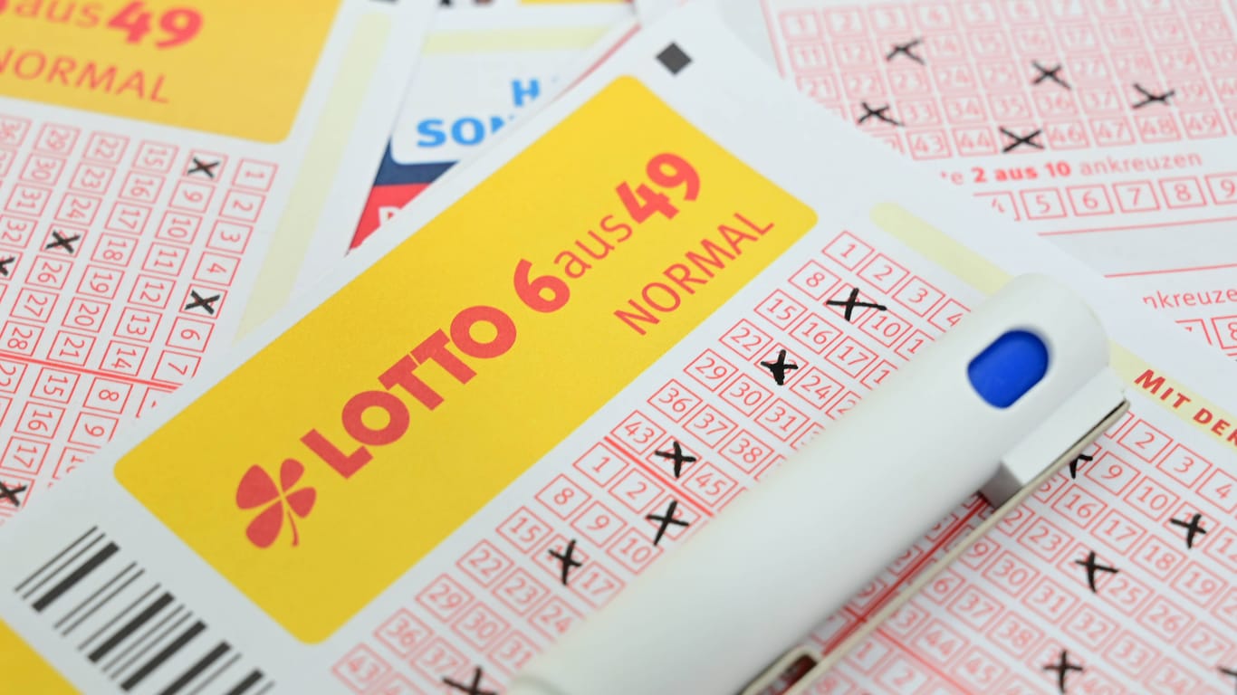 Ein Lottoschein (Symbolbild): Ein Spieler aus Unterfranken kann sich nun Millionär nennen.