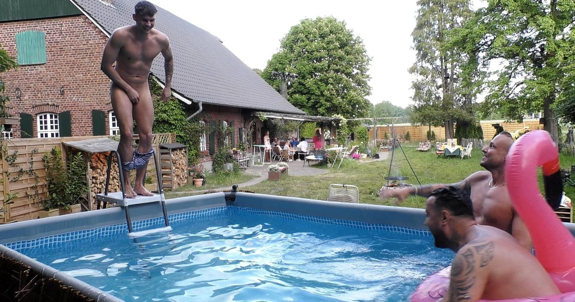 Marcel (l.) springt nackt in den Pool, gemeinsam mit Eric (r.) und Cosimo.