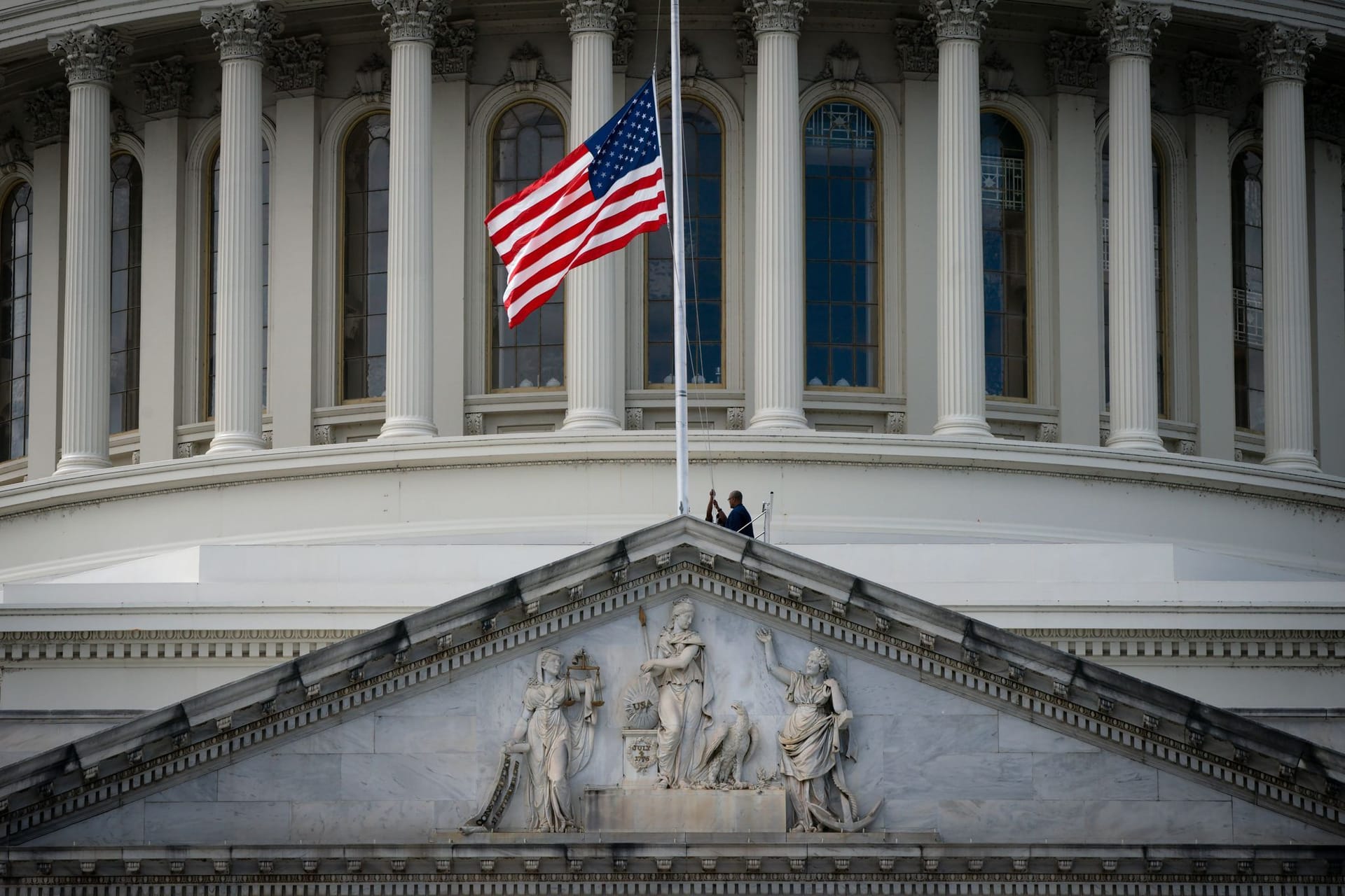 Am Kapitol in Washington wurde die Flagge auf halbmast gesetzt.