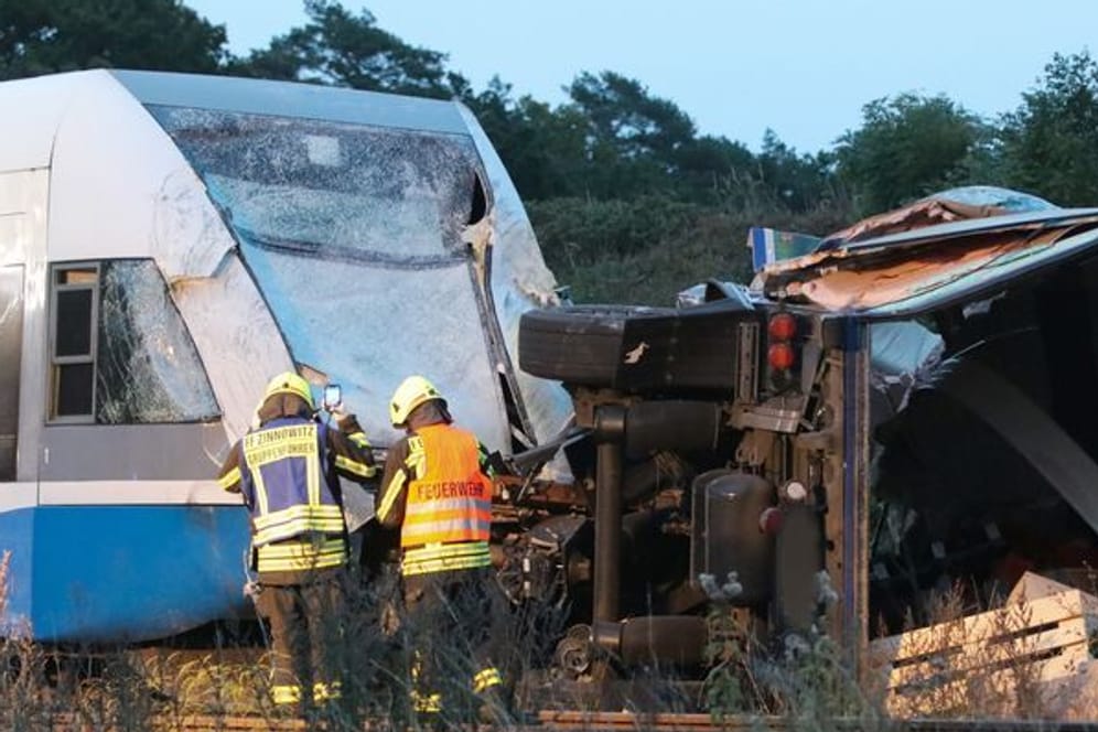 Unfall nahe Koserow: Dort waren ein Lastwagen und ein Zug zusammengestoßen.