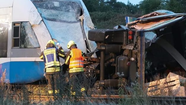 Unfall nahe Koserow: Dort waren ein Lastwagen und ein Zug zusammengestoßen.