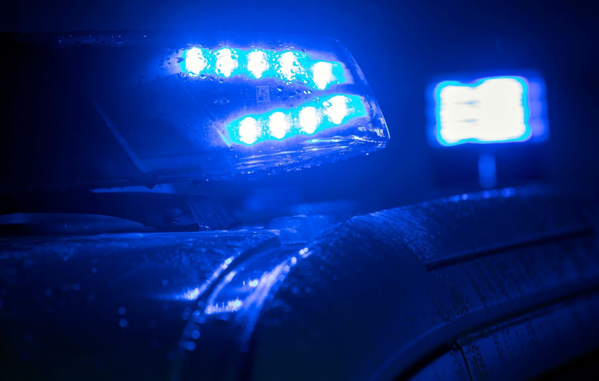 Blaulicht auf einem Polizeifahrzeug (Symbolbild): In Hamburg musste die Polizei einen Streit zwischen Unfallbeteiligten schlichten.