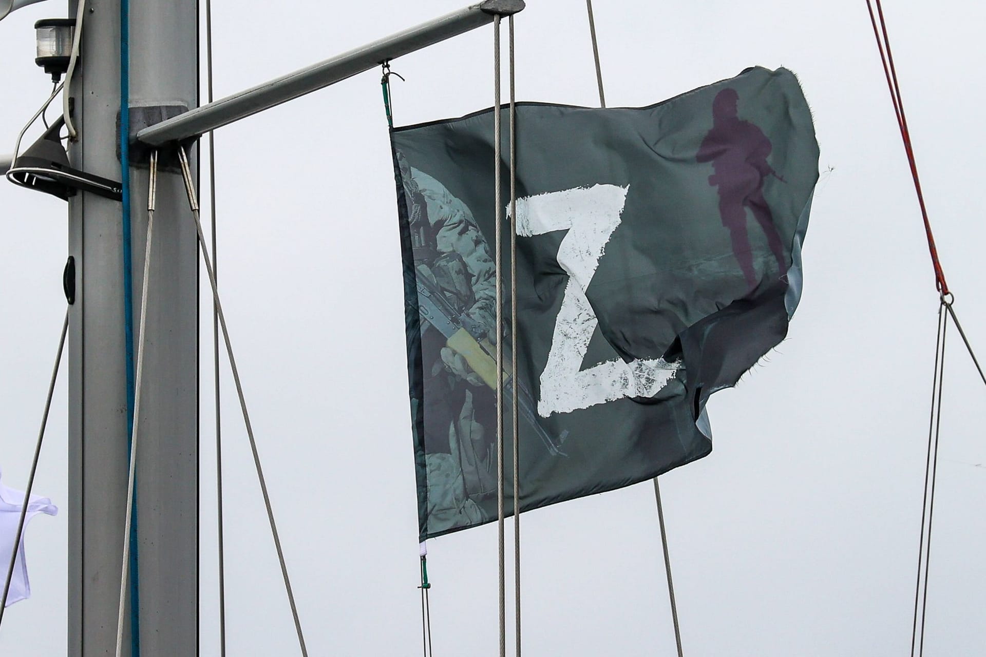 Das Symbol "Z" auf der Flagge eines Schiffes (Symbolbild): Ein Öltanker mit diesem russischen Kriegssymbol soll an der Ostsee gesehen worden sein.