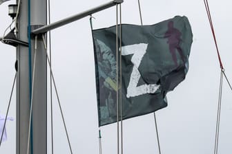 Das Symbol "Z" auf der Flagge eines Schiffes (Symbolbild): Ein Öltanker mit diesem russischen Kriegssymbol soll an der Ostsee gesehen worden sein.